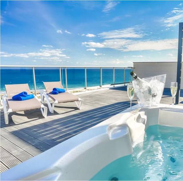 Terraza de un ático con jacuzzi y vistas al mar