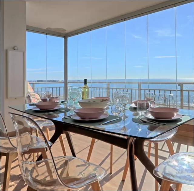 Comedor acristalado con vistas al mar